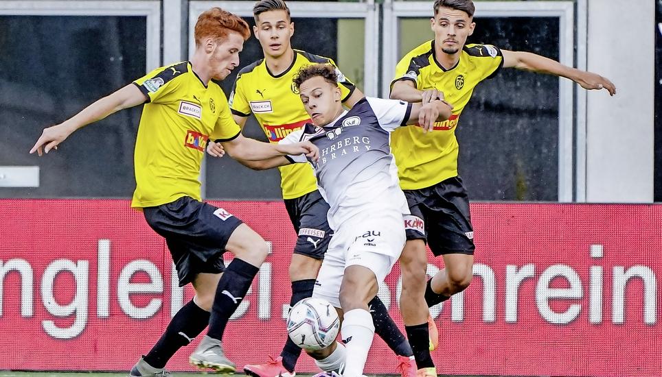 Wil setzt sich durch: FCS-Spieler Serge Müller (li.) und seine Kollegen verloren mit 2:3 gegen Wil. Bild: Roger Albrecht