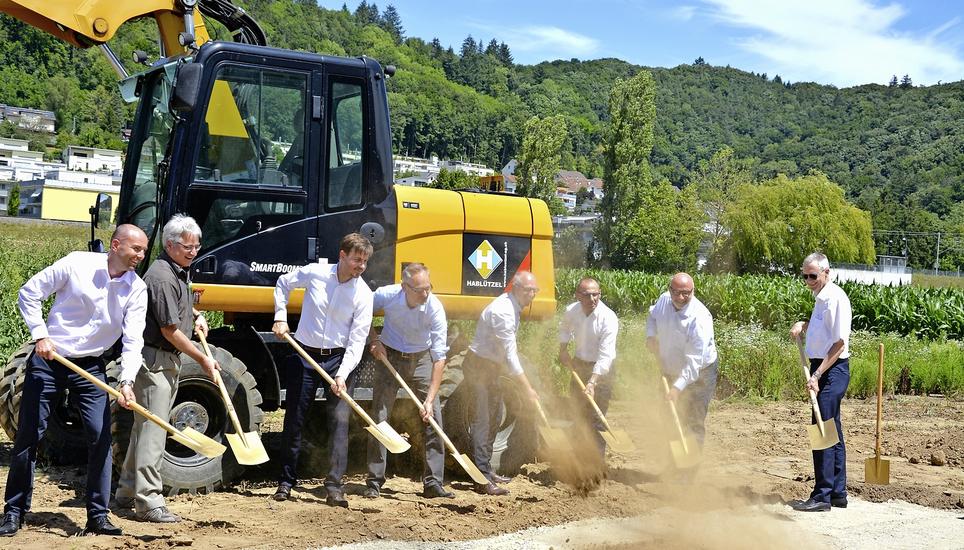 Der erste gemeinsame Spatenstich in der neuen Heimat Beringen. Bild: Larissa Ruh