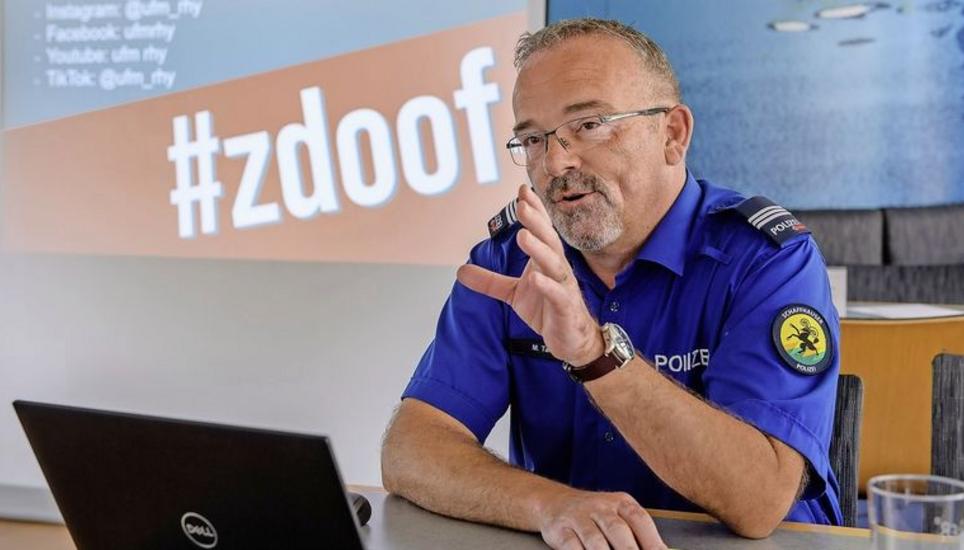 Bewusst provokativ und humorvoll: Verkehrs- und Wasserpolizei-Chef Martin Tanner präsentiert die Präventionskampagne «ufmrhy». Bild: Michael Kessler