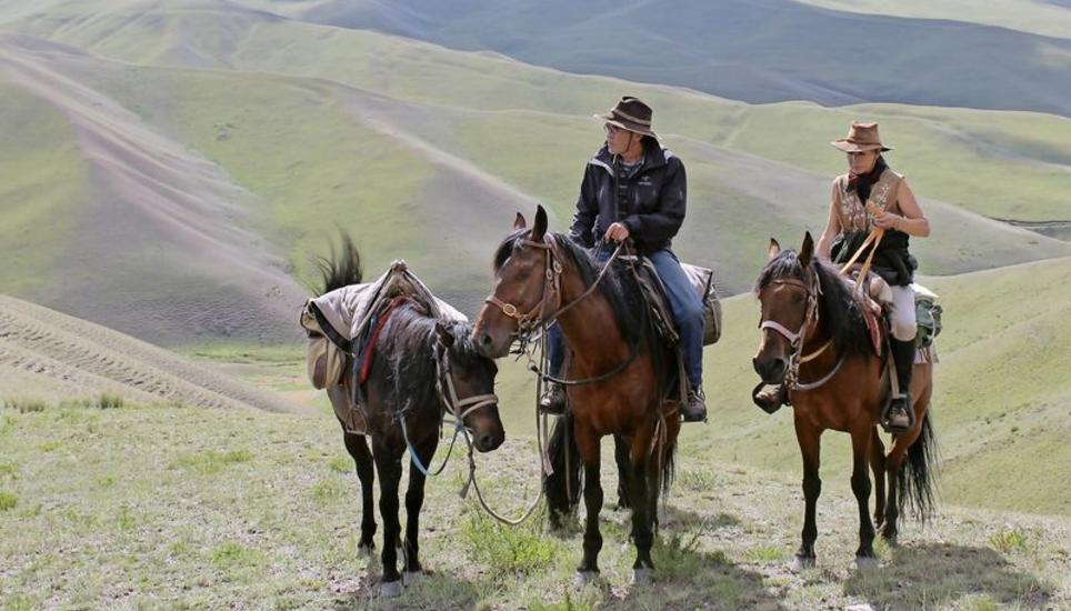 Dorthin zieht es sie immer wieder: Georg Freivogel und Gabriele Meier während des Pferdetrekkings mitten in der kirgisischen Wildnis. Bild: zvg