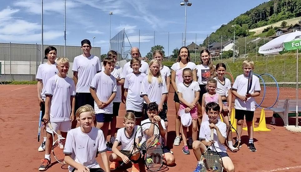 Bitte recht freundlich: die Kinder vom Sommercamp des TC Stein am Rhein stellen sich mit den Trainern und den Küng-Schwestern (hinten rechts) zum Foto. pd-Bild: Louisa Freer