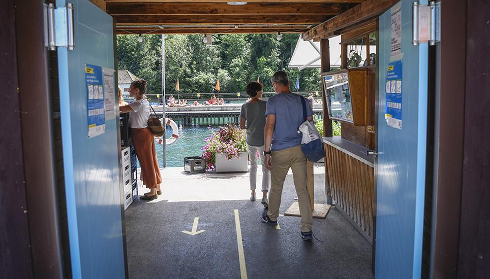 Am Eingang und beim Bistro würden Besucher jedoch auf die Abstände hingewiesen werden, sofern sie diese nicht einhalten. Bilder: Melanie Duchene