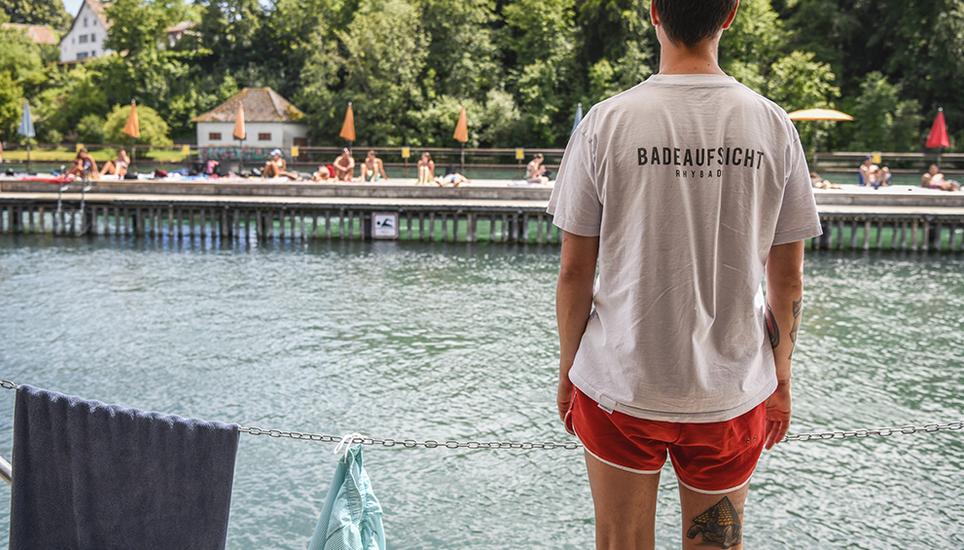 Ein Bademeister überwacht das Becken. Bilder: Melanie Duchene