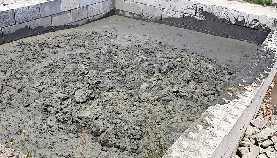 Das Aushubmaterial aus dem Petribach enthält organische Kohlenstoffe (TOC) und muss deshalb vor der Entsorgung zwischengelagert werden.