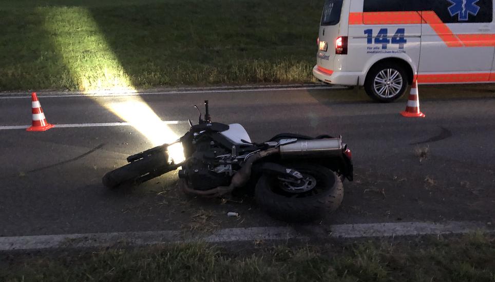 Als der 33-Jährige abends nach Etzwilen unterwegs war, verursachte er einen Alleinunfall mit seinem Töff. Bild: Kapo TG