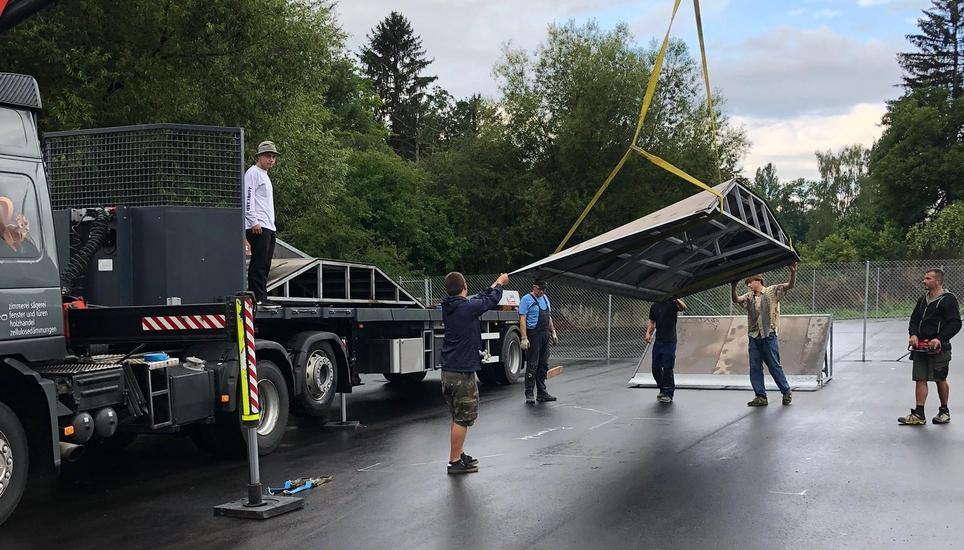 Die Elemente des alten Skateparks wurden zum neuen Platz bei der Kläranlage transportiert.
