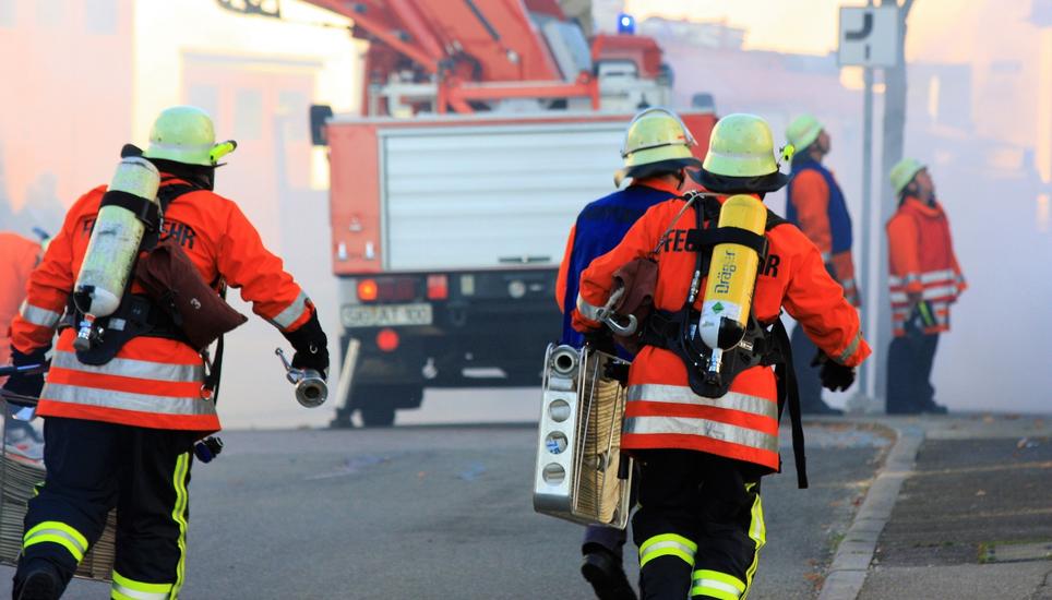Die Einsatzkräfte der Feuerwehr waren mehrere Stunden damit beschäftigt, das Feuer zu löschen. Symbolbild: Pixabay