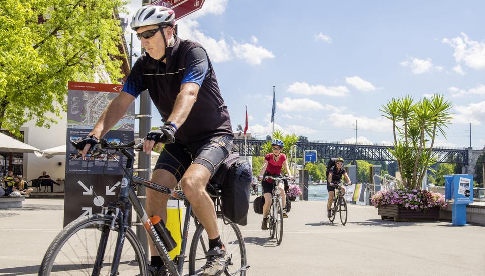 Die Schaffhauser Schifflände liegt am Weg zahlreicher Veloreisender – hier eine österreichische Familie, die mit dem Velo den Hochrhein erkundet. Bild: Daniel Thüler
