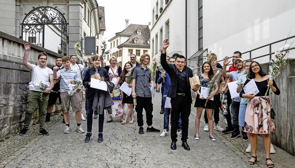 Sie freuten sich, endlich das Diplom in der Hand zu haben: die Absolventinnen und Absolventen der verschiedenen Lehren der Altra. Bild: Melanie Duchene