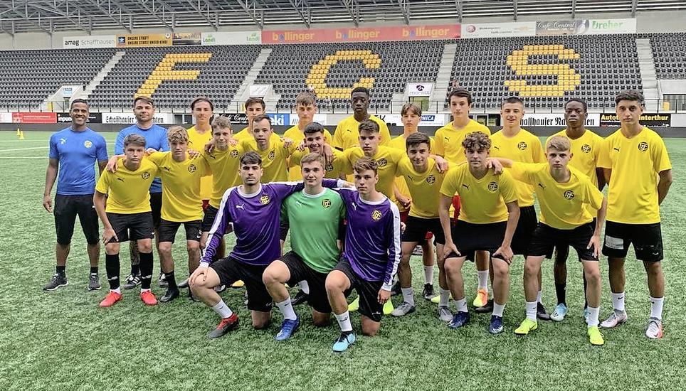Bereit für den Junioren-Spitzenfussball: Die neue U17 des FC Schaffhausen posiert zum Teamfoto. In den blauen Shirts blicken Co-Trainer Paulinho (ganz links) und Chefcoach Maurizio Cannellino der Saison mit Optimismus entgegen. Bild: zvg