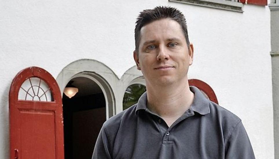 Sirko Meinhardt leitet die Herberge nicht nur – er lebt auch dort. Bild: Fabienne Niederer