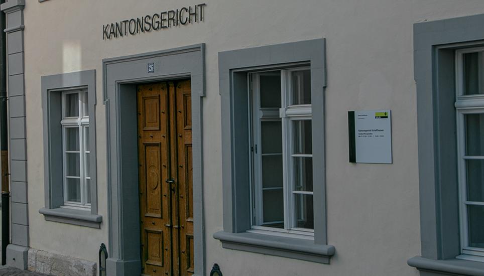 Am Montag musste sich ein 48-Jähriger wegen grober Verletzung der Verkehrsregeln vor dem Kantonsgericht verantworten. Bild: Selina Wassmer