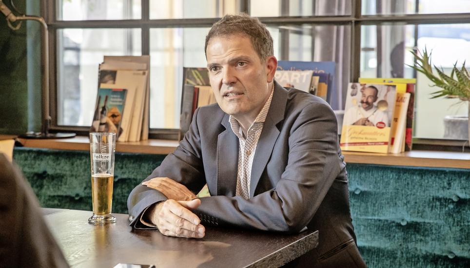 Dino Tamagni will in der Kantonspolitik nach ganz oben: Lunchtermin im Neuhauser Restaurant Grünerbaum mit einem (alkoholfreien) Gezapften. Bild: Roberta Fele