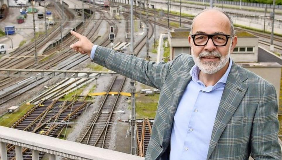 Diego Faccani auf der Fulachbrücke – mit Blick über den Güterbahnhof. Bild: Michael Kessler