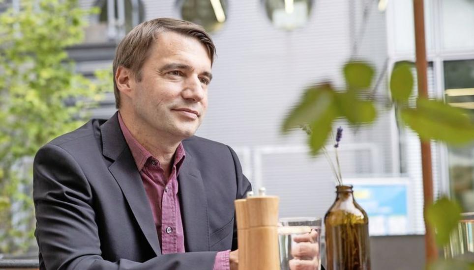 Regierungsratskandidat Patrick Strasser auf der Terrasse der Kammgarn-Beiz, in der er seit vielen Jahren gern essen geht. Bild: Michael Kessler