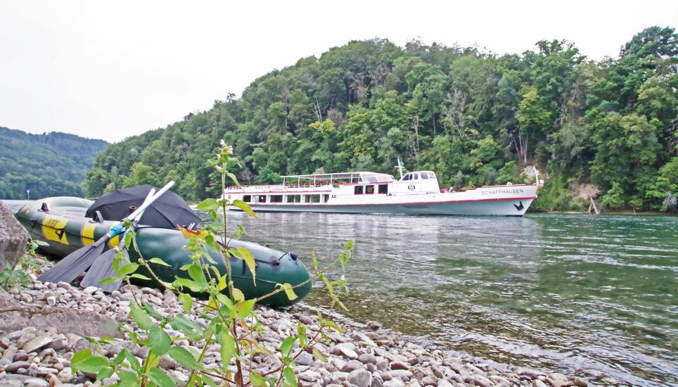 Der Gummizwerg und der Stahlkoloss – den Rhein muss man sich bei eher zweifelhaftem Wetter nicht mit vielen Benutzern teilen. Bilder: Sebastian Babic