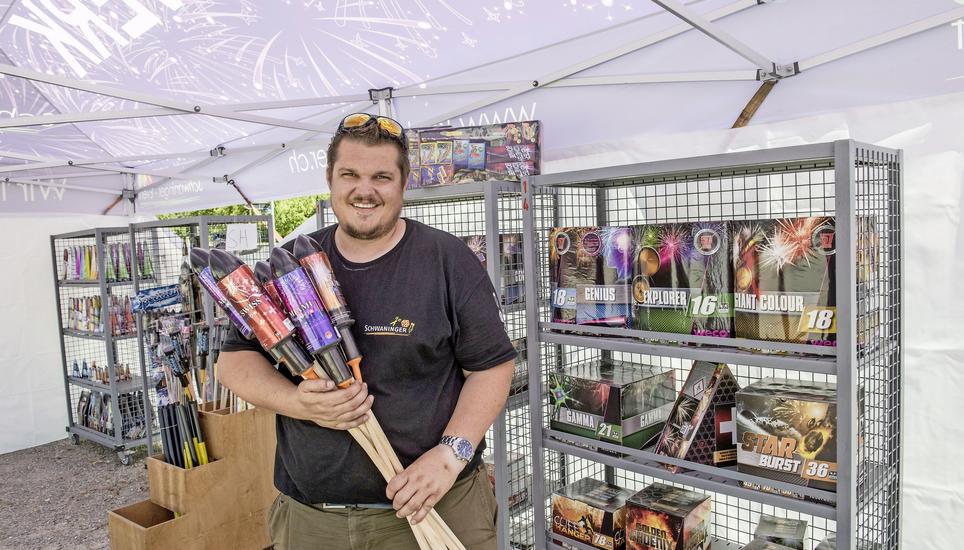David Laube von der Kurt Schwaninger AG ist überzeugt, dass dieses Jahr eine grosse private Nachfrage nach 1.-August-Feuerwerk besteht, insbesondere weil die Grossfeuerwerke abgesagt wurden. Bild: Daniel Thüler