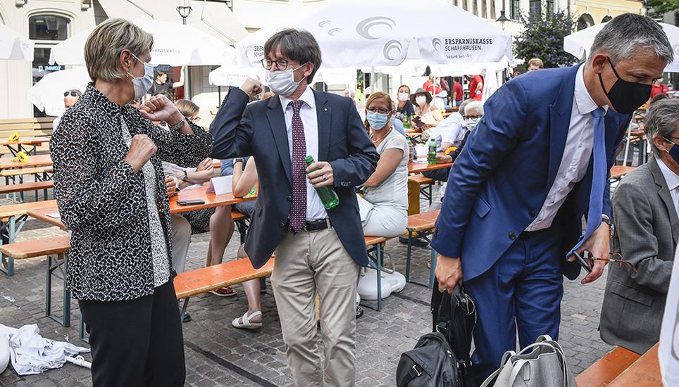 Bundesrätin Karin Keller-Sutter und FDP-Stadtrat Raphaël Rohner grüssen sich BAG-konform. Bild: Melanie Duchene