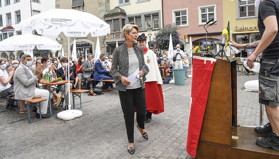 Die Justizministerin betritt das Rednerpult. Bild Melanie Duchene