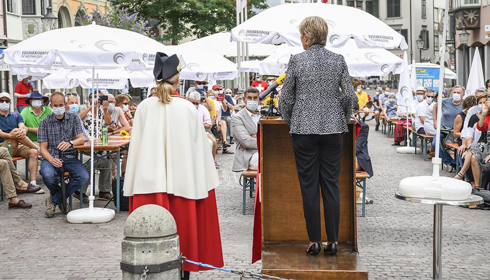 Vor rund hundert Personen hielt Keller-Sutter ihre Rede. Bild: Melanie Duchene