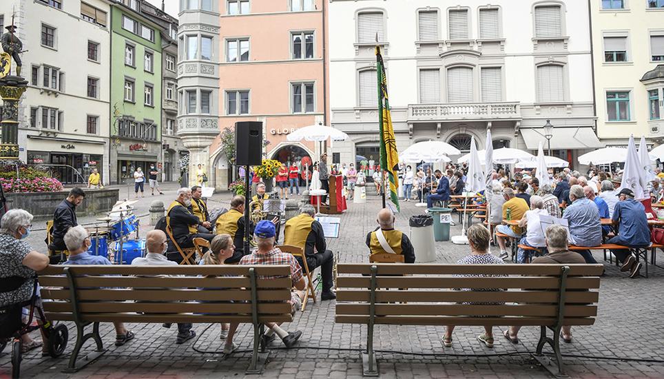 Die anwesenden Besucherinnen und Besucher auf dem Fronwagplatz hörten der Rede der Bundesrätin gebannt zu. Bild: Melanie Duchene