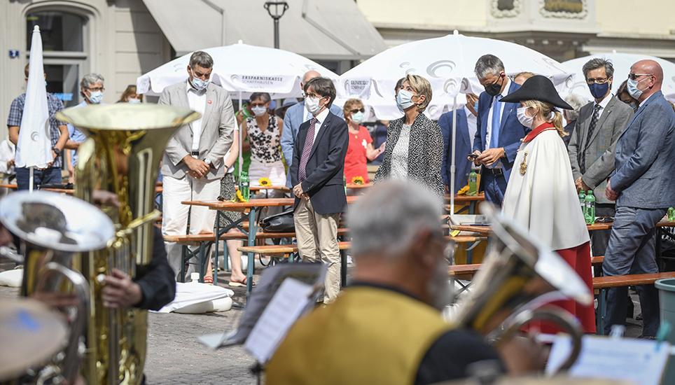 Viele – zwar verdeckte – Gesichter aus der Schaffhauser Politik waren zur Ansprache der Bundesrätin vor Ort. Bild: Melanie Duchene
