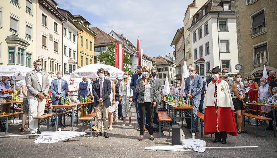 Grosser Besuch aus Bundesbern zur Bundesfeier auf dem Fronwagplatz in Schaffhausen: Bundesrätin Karin Keller-Sutter mit Weibelin. Bild: Melanie Duchene