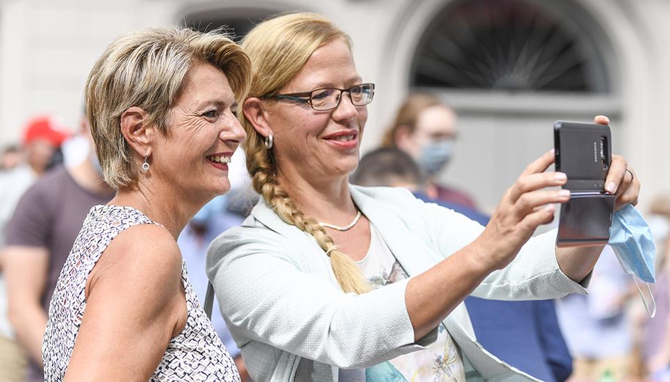 Selfie-Time für Karin Keller-Sutter mit Claudia Ellenberger (FDP), die vergangen Herbst für einen Schaffhauser Sitz im Nationalrat kandidierte. Bild: Melanie Duchene