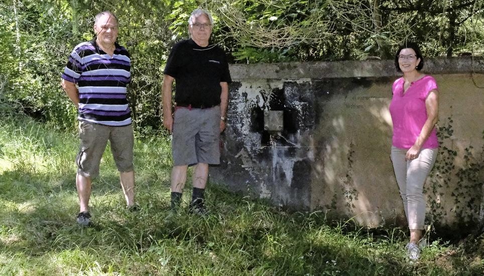 Von aussen unscheinbar und bewusst falsch angeschrieben: Ein Teil der Festungsanlage Trüllikon. Beim Besichtungstermin mit dabei (v.l.): Gemeinderat Manfred Löffler, Paul Güntert und Gemeindepräsidentin Claudia Gürtler. Bild: Alexander Joho