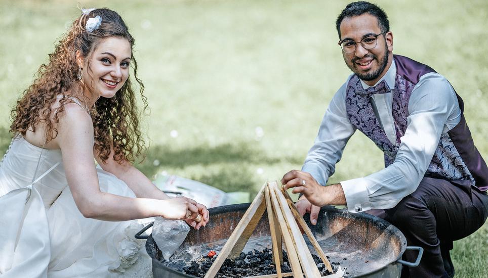 Rahel und Samuel Schindler durchliefen an ihrer Hochzeit einen Postenlauf. An einem Posten erhielten sie den Auftrag, ein Feuer zu zünden. Bild: Emanuel Muhl/Bild-Rauschen Gmbh