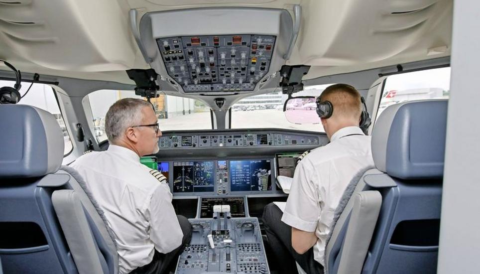 Zwei Swiss-Piloten befinden sich in einem Flugzeugcockpit – wann werden sie wieder vermehrt abheben? Bild: Key