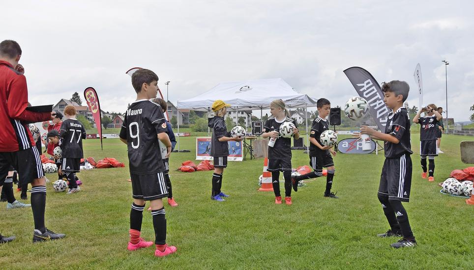 Diese Woche spielen über 80 Kinder zusammen in der Marthaler Wyland-Arena im Axpo-Fussballcamp. Bilder: Jonas Schlagenhauf