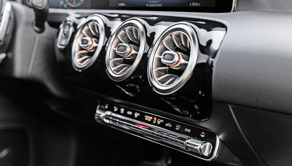 Schmuck und nützlich: Die gestylten Lüftungsdüsen im neuen Mercedes-Benz CLA. Bild: pd