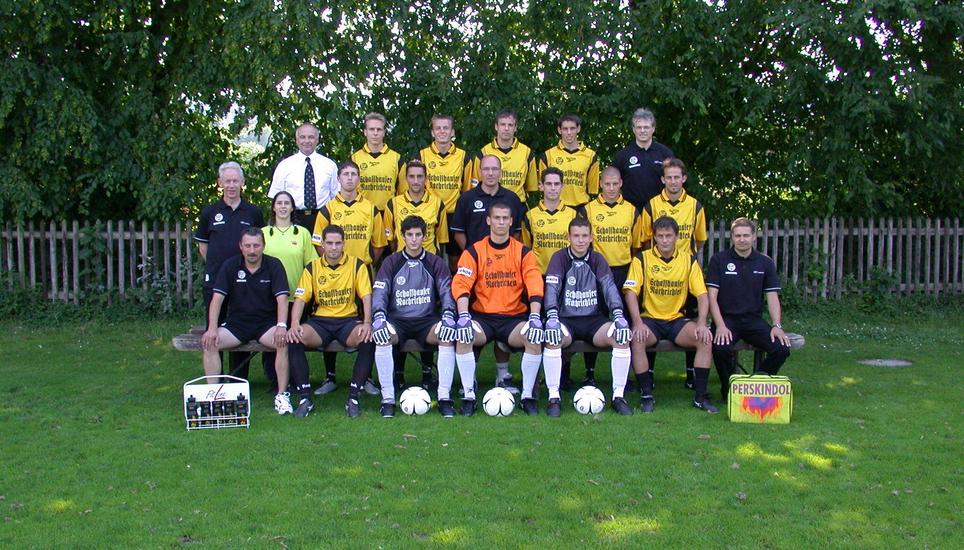 2000: Die Farben stimmen, aber was macht das Wappen auf der rechten Seite? Vor 20 Jahren war das so. Der schwarze Strich an den Seiten sollte noch eine Weile bleiben.