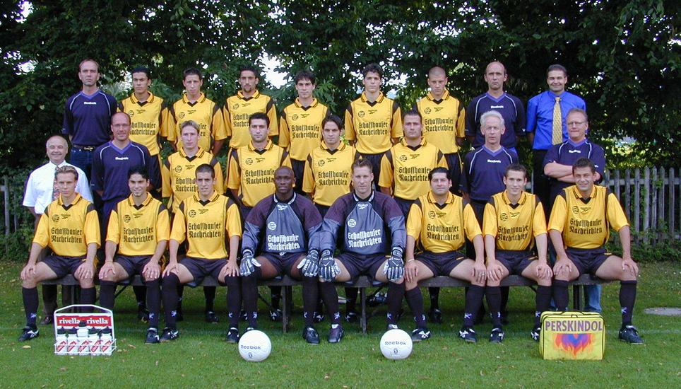 2001: Die Mannschaft ist etwas grösser, die Trikots kaum verändert.