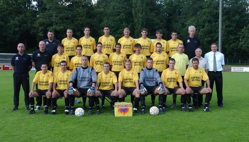 2002: Die Streifen an den Ärmeln sind dünner geworden, das Wappen auf die linke Seite gewandert.
