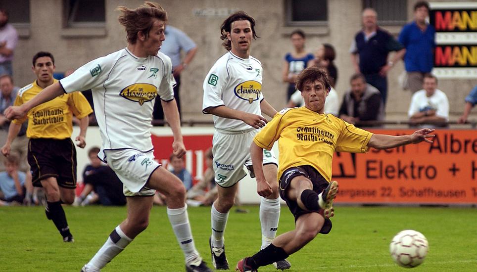 2003: Erneut nur marginale Änderungen am Trikot. Einsatz zeigten die Munotstädter trotzdem, wie man auf diesem Bild sieht.