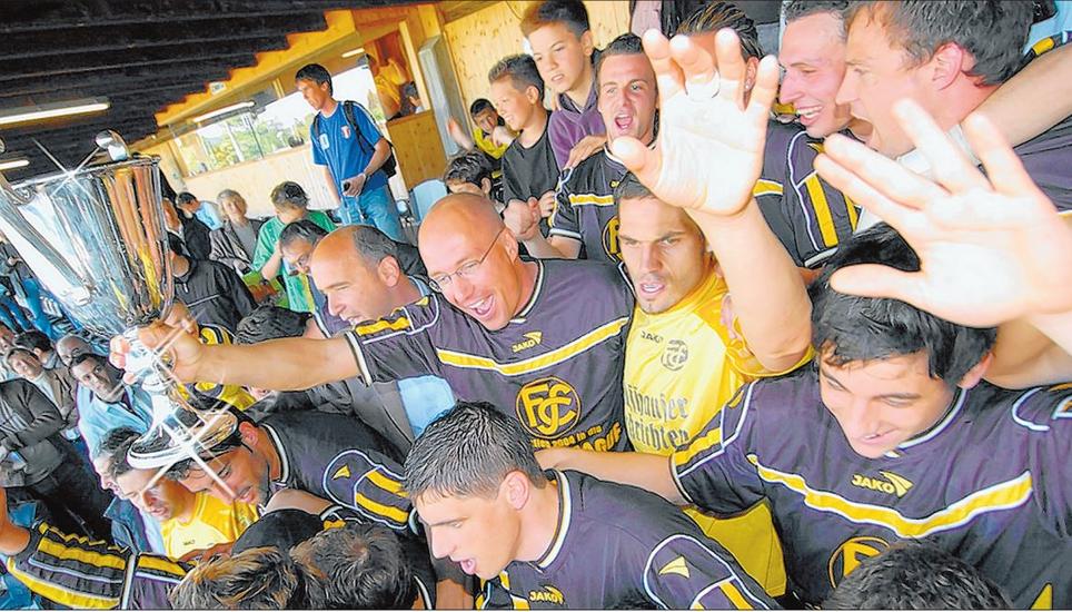 2004: Auch wenn man das Trikot auf diesem Foto nicht so deutlich sieht, wollten wir Ihnen dieses Foto nicht vorenthalten: Das Foto entstand beim Aufstieg 2004. Das Trikot sah übrigens auch 2005 ähnlich aus. Foto: Michael Kessler