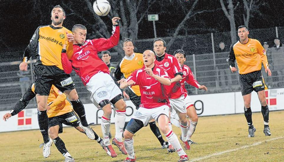 2008: Ein Jahr später dann, der Hauptsponsor ist wieder ein neuer, gibt es wieder etwas mehr Schwarz auf dem Trikot: Der rechte Ärmel wurde komplett eingefärbt. Bild: Michael Kessler