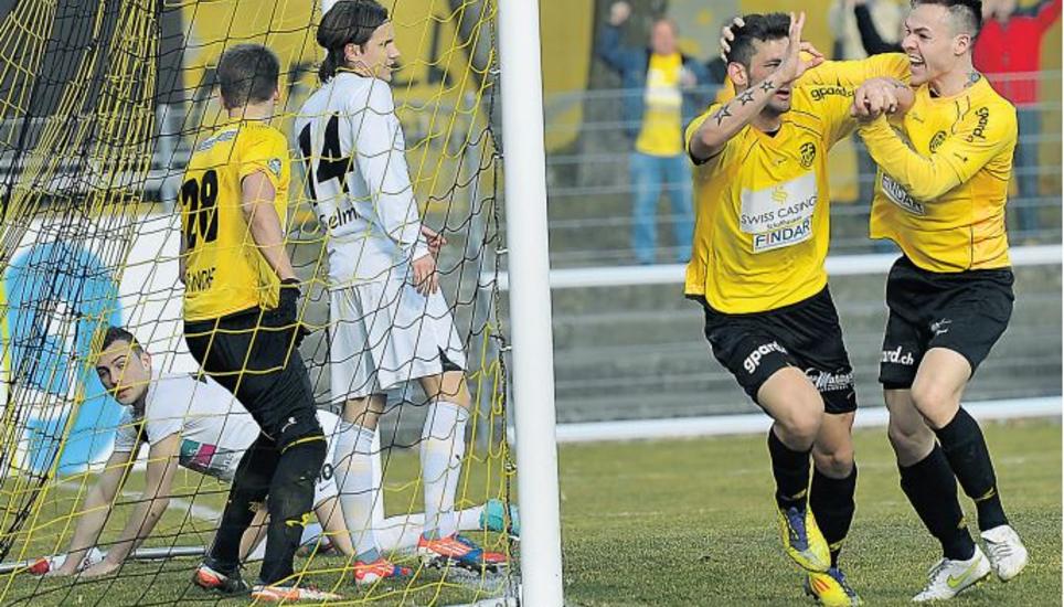 2013: Ein paar mehr Streifen auf dem Trikot und ein neuer Hauptsponsor. Der FCS verabschiedete sich in diesem Leibchen aus der Promotion League. Bild: Michael Kessler
