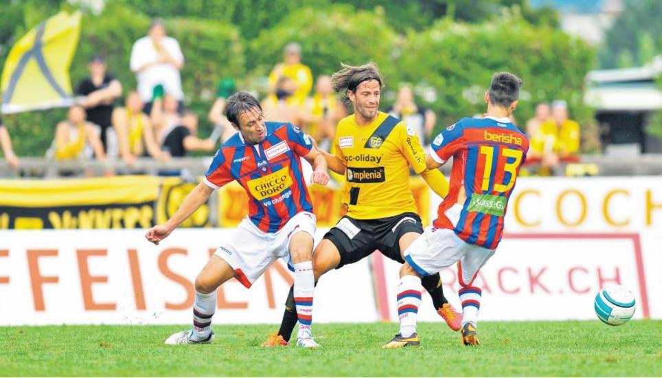 2014: In der 1. Saison in der Challenge League lief der FCS dann mit diesen Trikots auf. Der dicke, schwarze Balken hob das Vereinslogo besonders hervor. Bild: Roger Albrecht