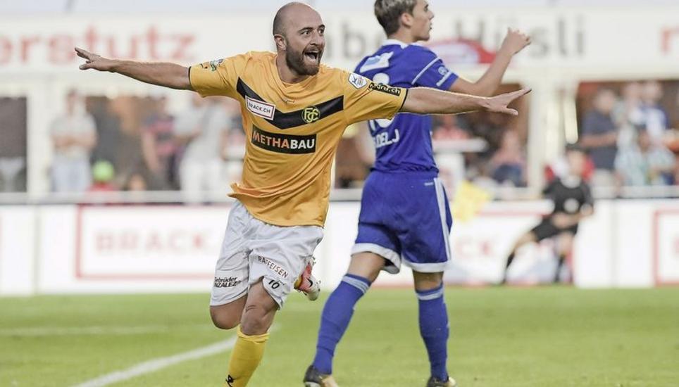 2017: Weisse Hosen? Immerhin ist das Trikot noch Schwarz-Gelb. Der Das «V» auf dem Trikot stand 2017 übrigens wohl für «victorious», also «siegreich»: Nach einer guten Saison stand der FCS am Ende auf Rang vier. Bild: Roger Albrecht