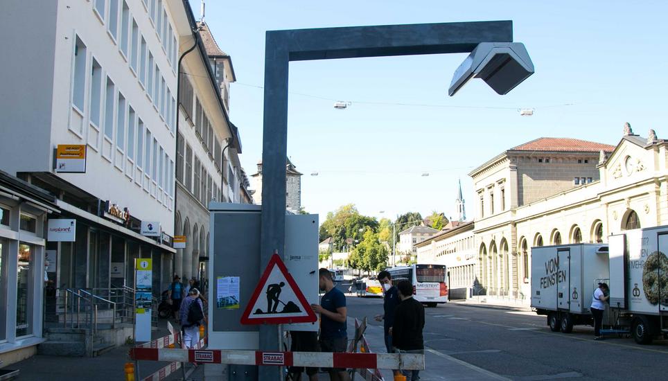 Der provisorische Ladearm steht neu an der Schaffhauser Bahnhofstrasse. Bild: Fabienne Niederer