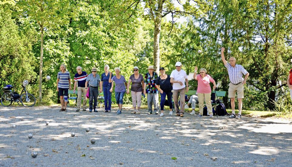 Bereits seit über 20 Jahren treffen sich die Pétanque-Begeisterten jeden Donnerstag im Promenadenpark. Bild: Larissa Ruh