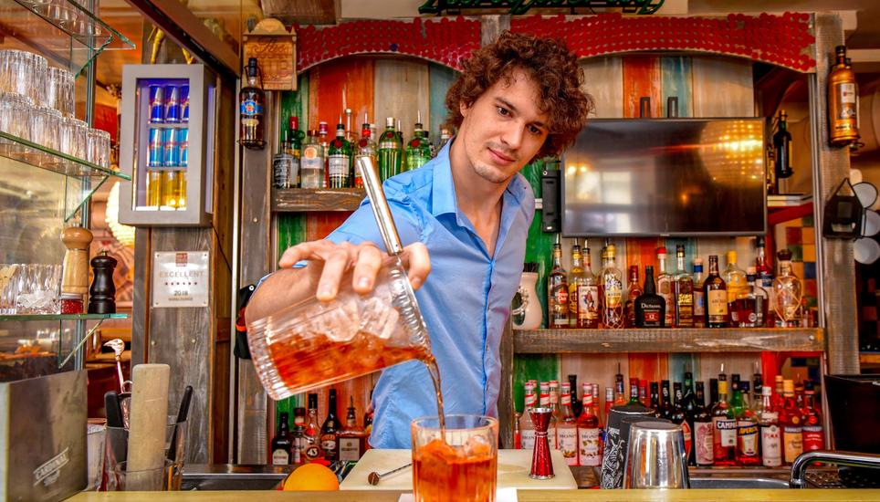 Mit einem guten Auge für Optik, mixt Nicolas Del Mestre hier seinen Lieblingsdrink: Den Boulevardier.