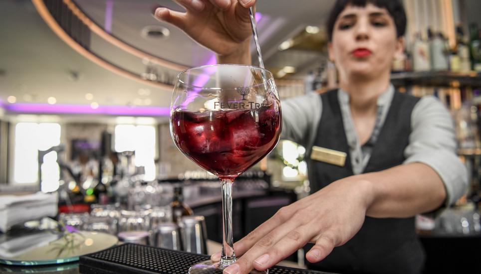 Die letzten Handgriffe an ihrem Drink.