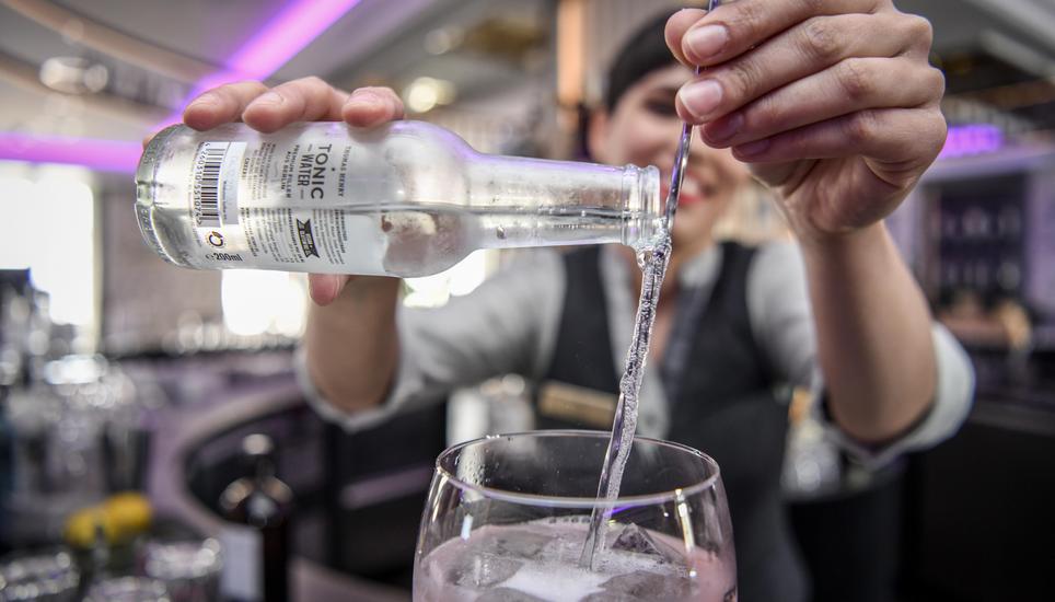 Stilvoll füllt Danijela Nothof den Gin mit Tonic Water auf. Simpel und doch speziell.