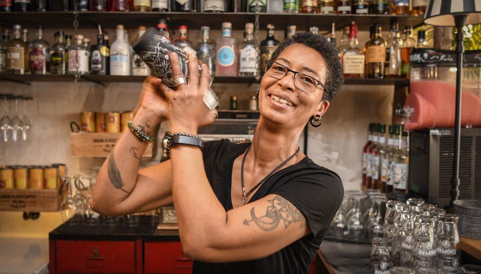 Hier schüttelt Natasha Straub gerade einen Gin-Bee – ein beliebter Cocktail in der Bar13.