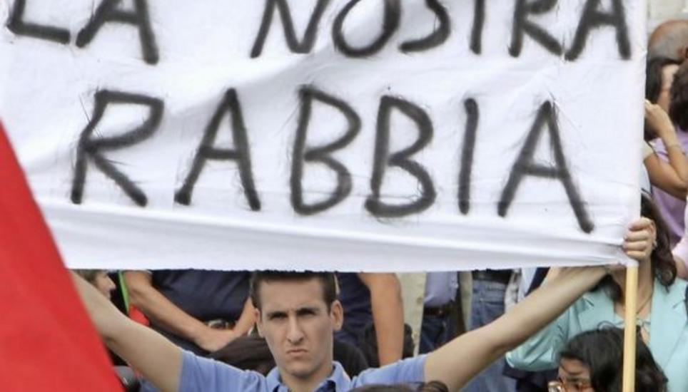In Kalabrien demonstrieren Menschen im Jahr 2010 gegen die Mafia. «Unsere Wut detoniert jetzt», steht auf dem Banner. Bild: Key