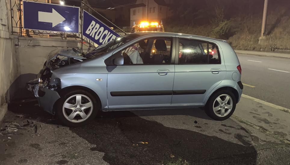 Vier von fünf Insassen wurden bei dem Unfall verletzt. Bild: SHPol